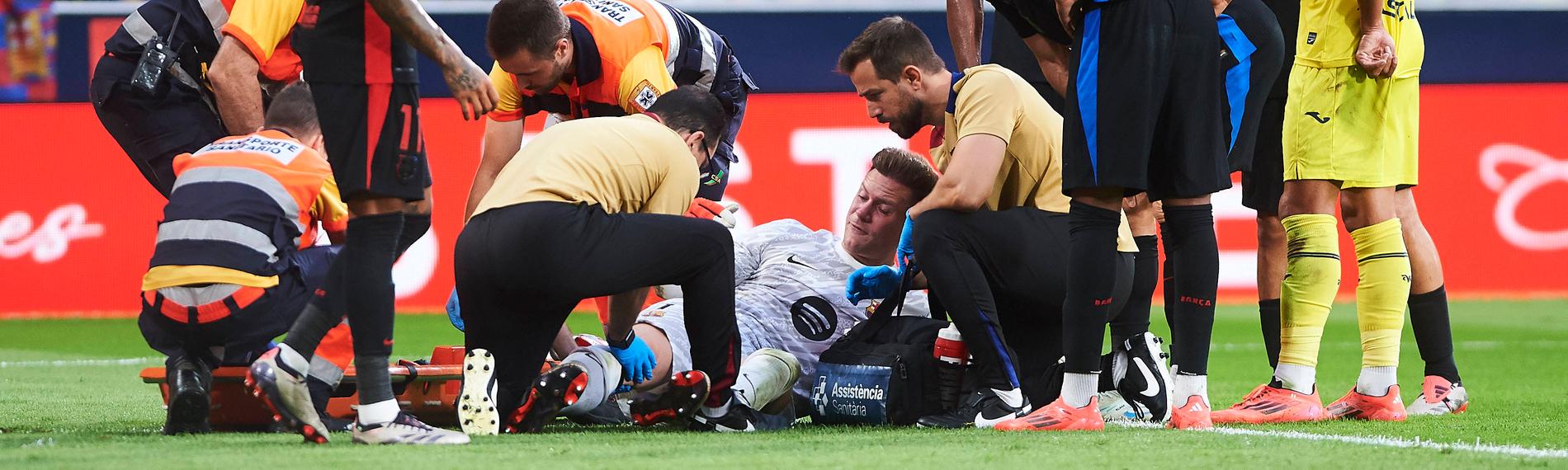 Barcelonas Torwart Marc Andre Ter Stegen liegt am Boden und wird behandelt beim Spiel gegen Villarreal.