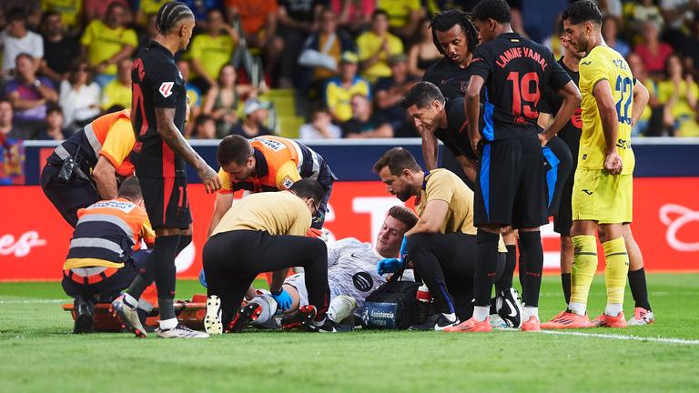 Barcelonas Torwart Marc Andre Ter Stegen liegt am Boden und wird behandelt beim Spiel gegen Villarreal.
