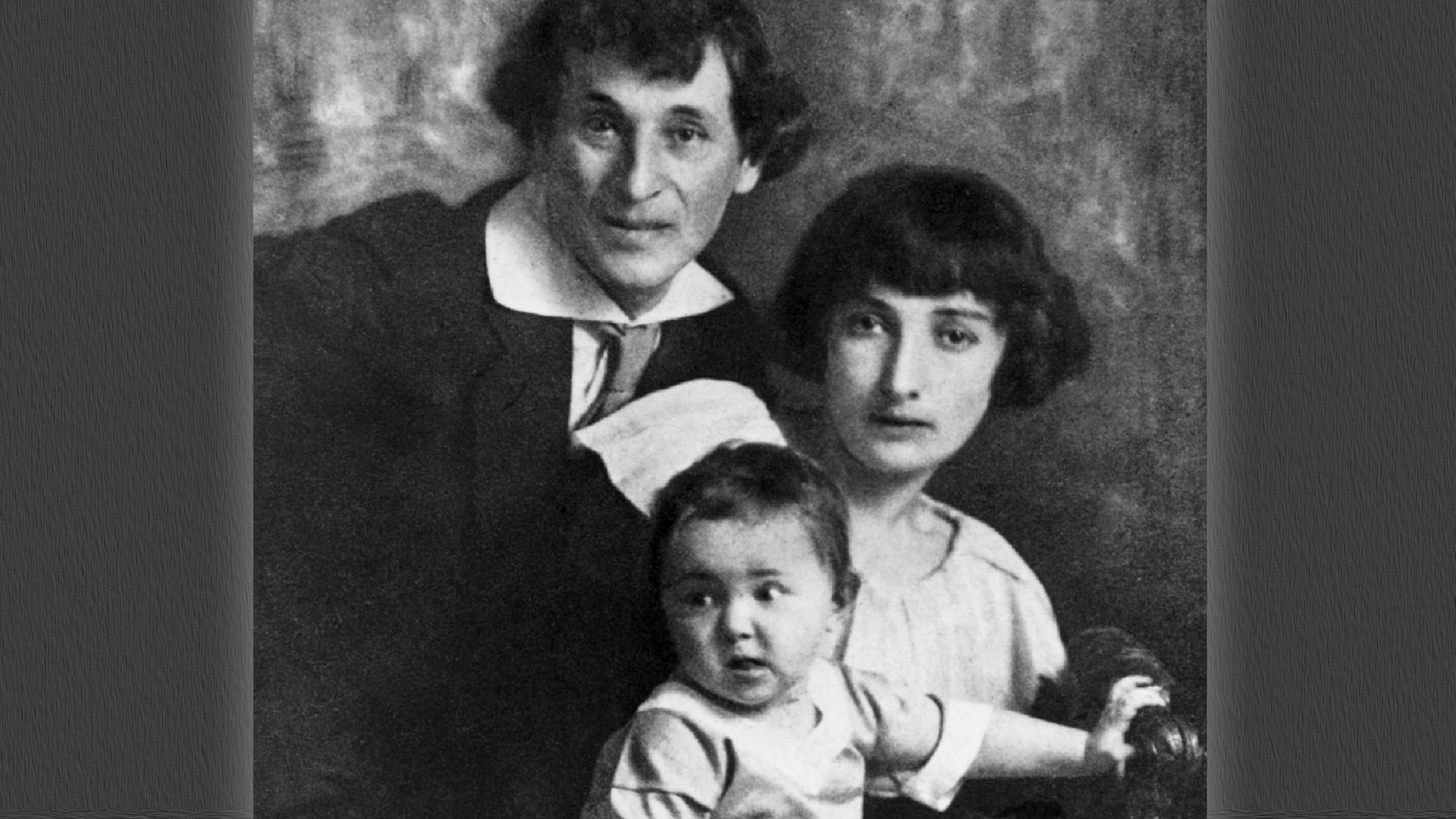 Eine schwarz-weiß Fotografie zeigt Marc Chagall, seine Frau Bella und seine Tochter Ida im Jahr 1917.