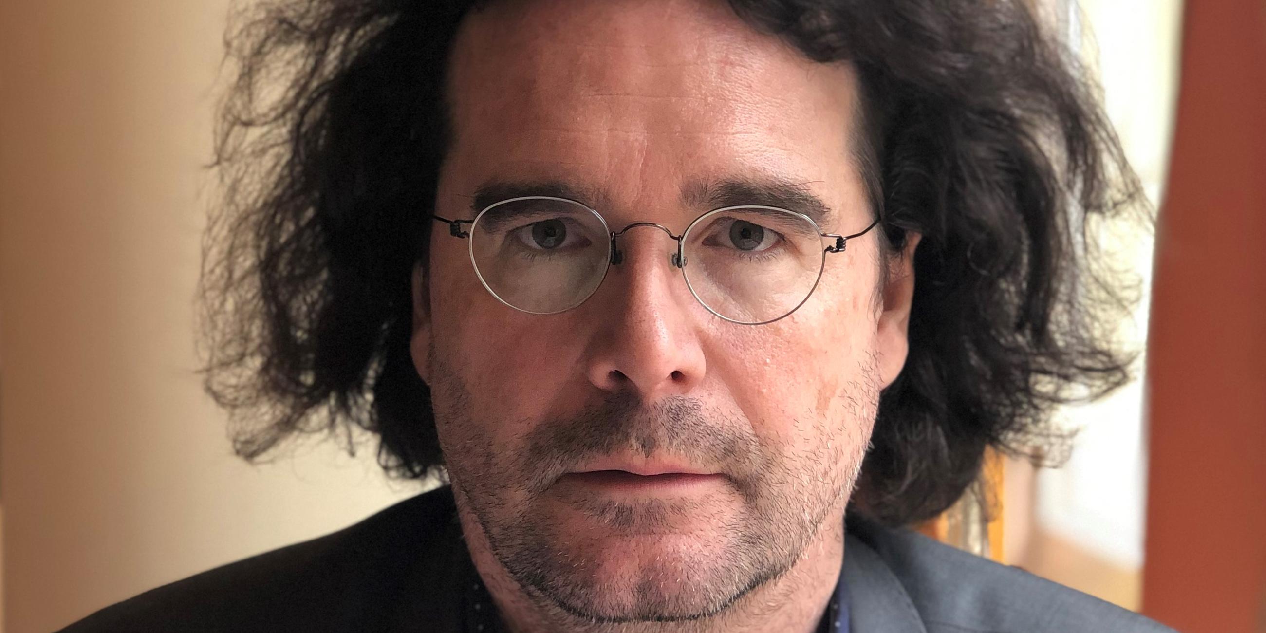 Ein Porträtbild von Zeitforscher Marc Wittmann