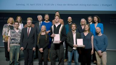 Der Youtuber Marcant steht inmitten anderer Preisträgerinnen und Preisträgern der Theodor Heuss Stiftung 2026.
