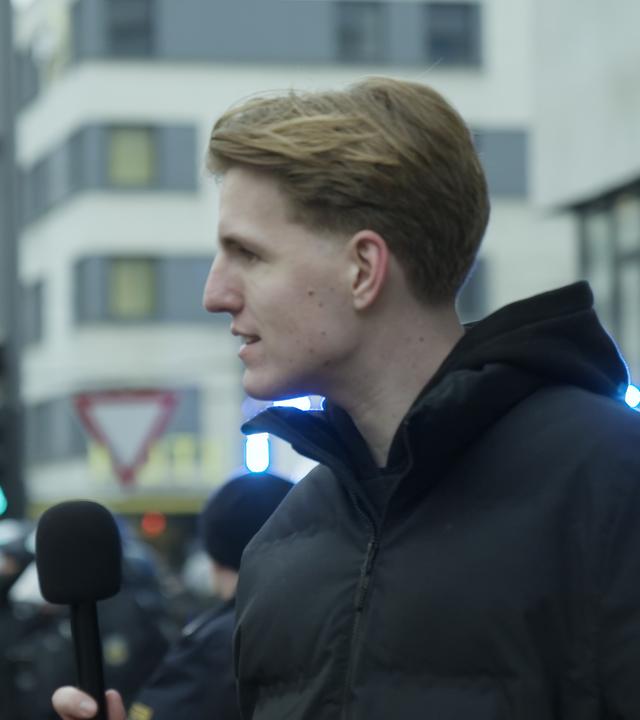 Der Youtuber Marcant mit einem Mikrofon.