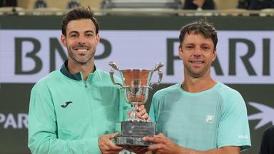 Der Spanier Marcel Granollers (links) und der Argentinier Horacio Zeballos jubeln mit dem Pokal in den Händen, nachdem sie am 06.06.2026, beim Tennisturnier „French Open“ in Paris das Finale im Herren-Doppel gegen den Finnen Harri Heliovaara und den Briten Henry Patten gewonnen haben.