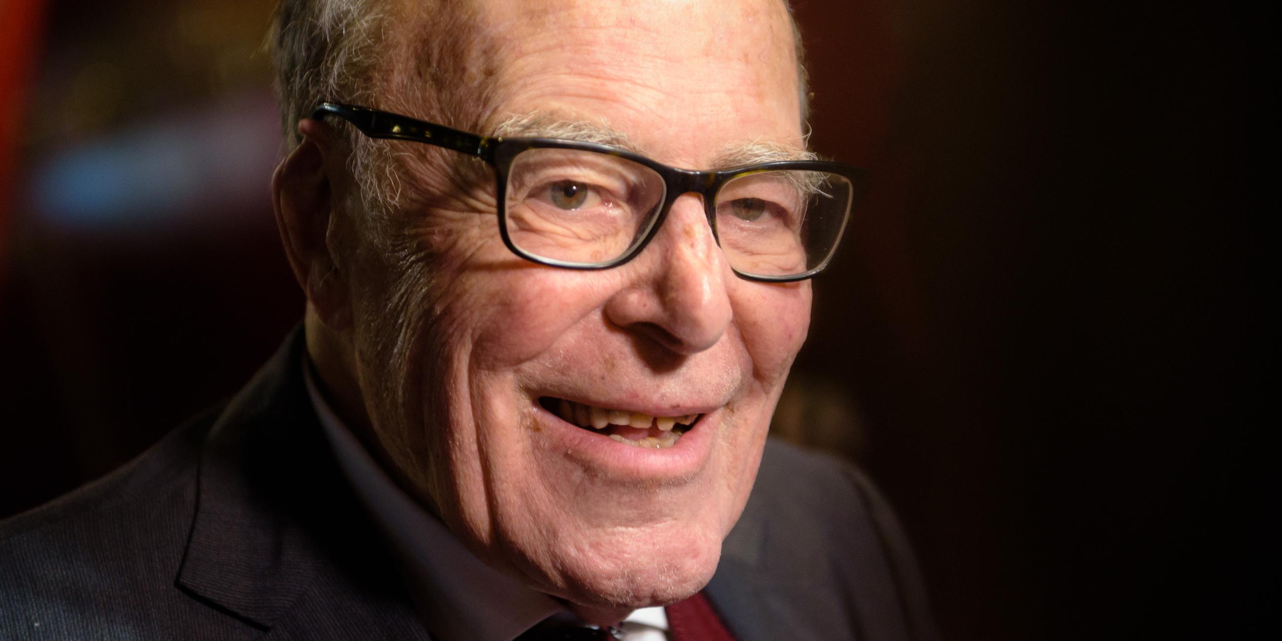 17.01.2016, Saarland, Saarbrücken: Regisseur Marcel Ophüls schaut am 18.01.2016 im Kino Cinestar in Saarbrücken (Saarland) vor der Eröffnung des 37. Filmfestival Max Ophüls Preis in die Kamera. 