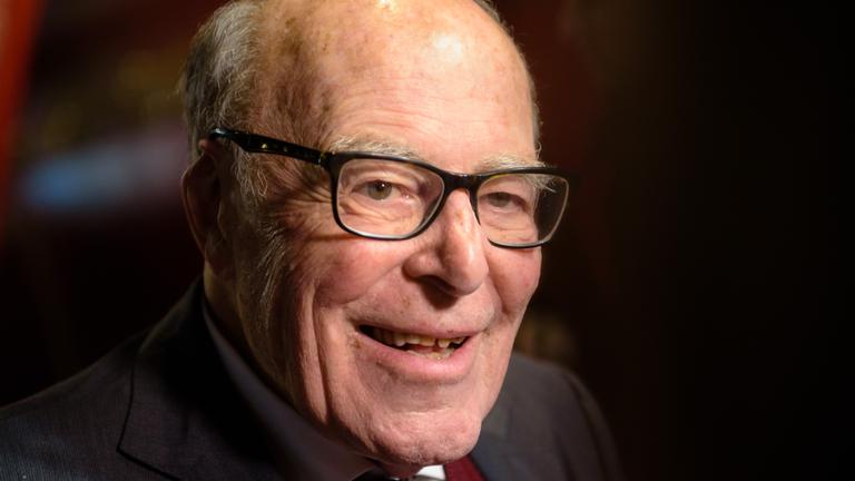 17.01.2016, Saarland, Saarbrücken: Regisseur Marcel Ophüls schaut am 18.01.2016 im Kino Cinestar in Saarbrücken (Saarland) vor der Eröffnung des 37. Filmfestival Max Ophüls Preis in die Kamera. 