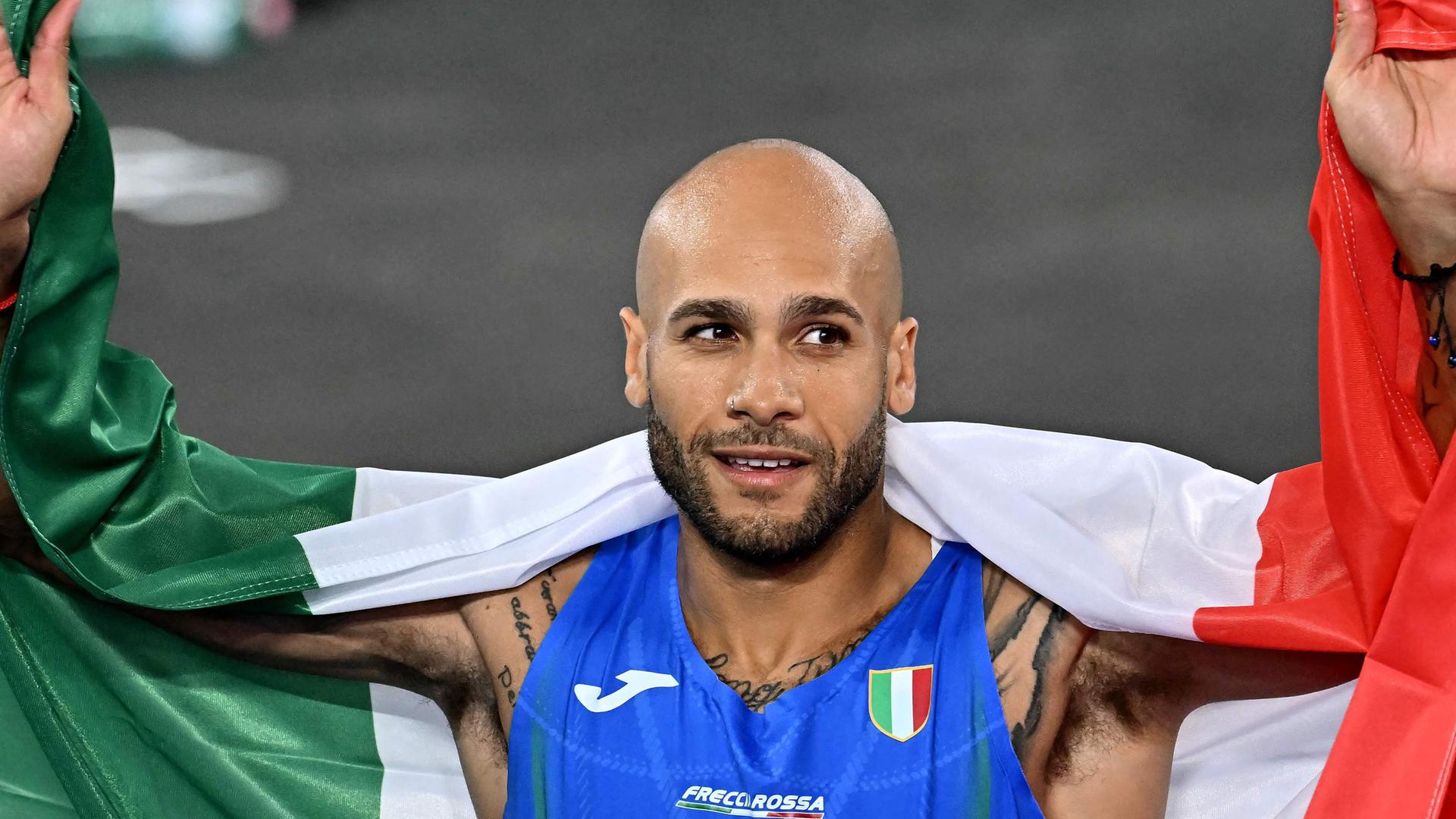 Der italienische Leichtathlet Lamont Marcell Jacobs jubelt nach dem Gewinn der Goldmedaille.