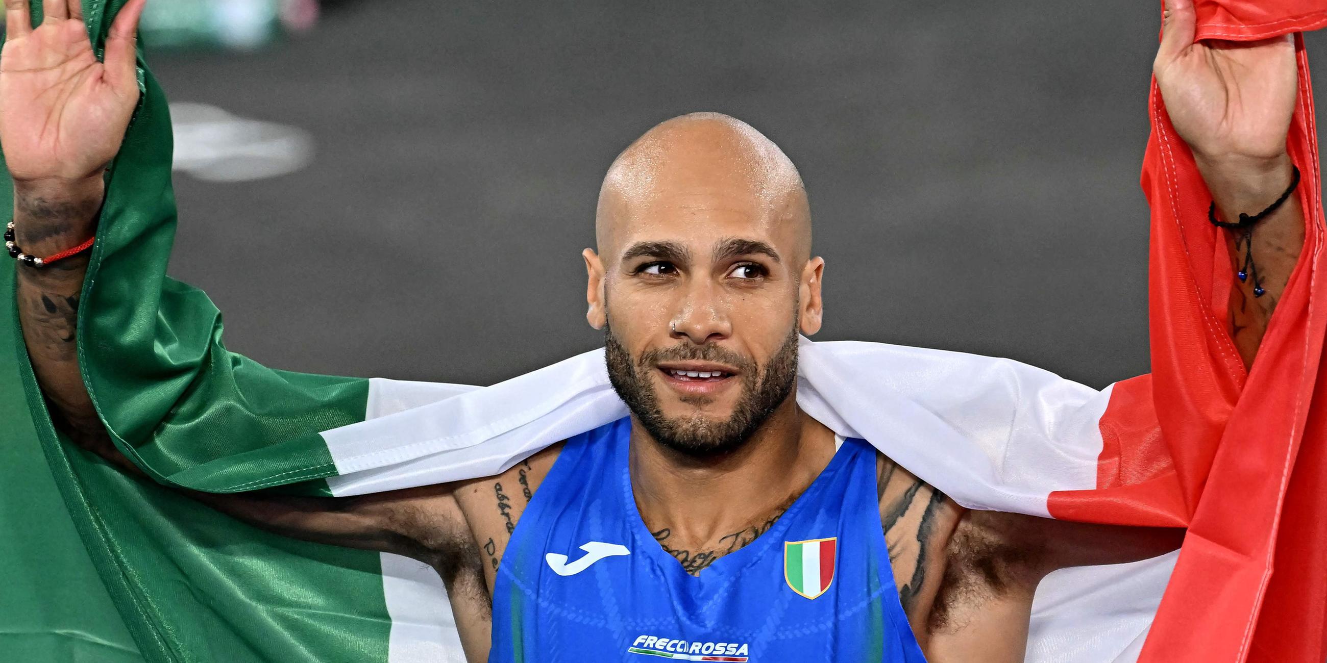 Der italienische Leichtathlet Lamont Marcell Jacobs jubelt nach dem Gewinn der Goldmedaille.