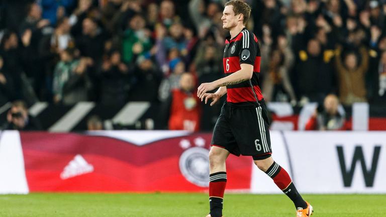 Nationalspieler Marcell Jansen geht verletzt vom Feld im Freundschaftsspiel gegen Chile 2014