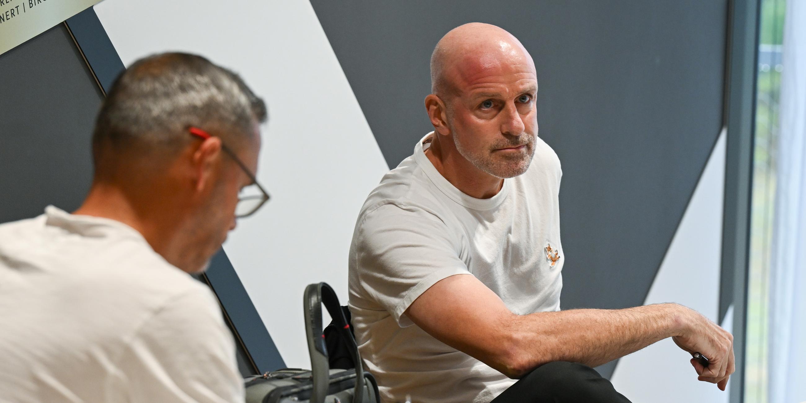 Marco Antwerpen (r) und Frank Döpper, ehemalige Trainer des Drittligisten VfL Osnabrück.