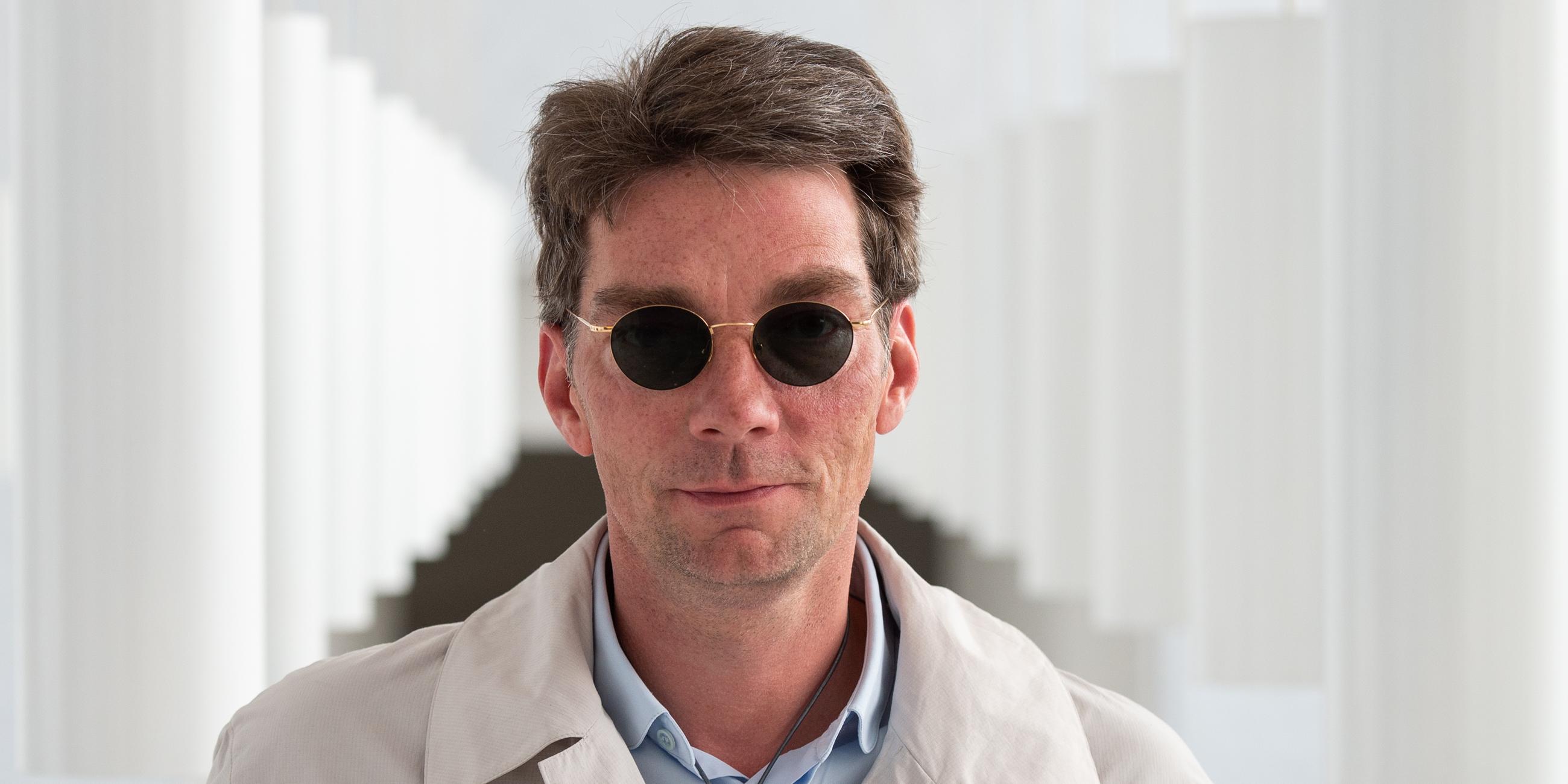 Marco Goecke, damaliger Ballettdirektor der Staatsoper Hannover, steht im Jahr 2019, im Foyer der Staatsoper.