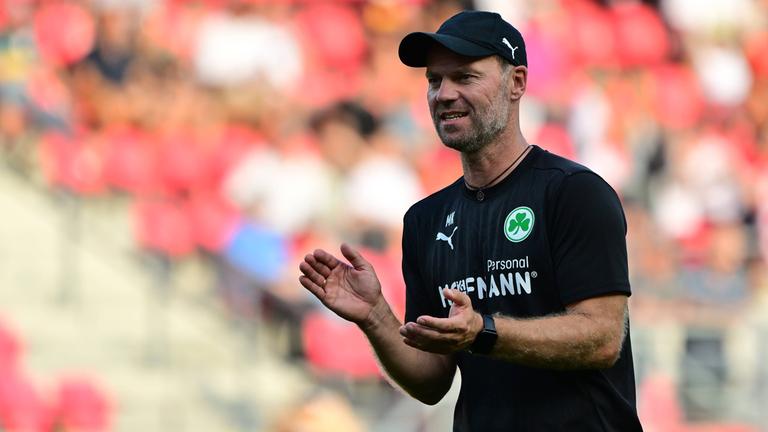 Trainer Marco Konrad klatscht am 30.08.2024 in die Hände.