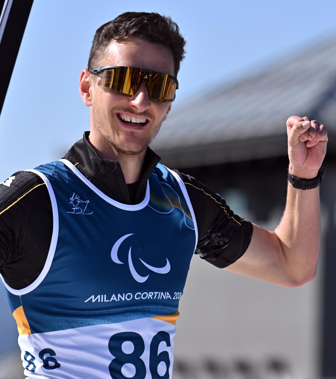 Marco Maier aus Deutschland freut sich im Ziel des Para-Biathlon-Sprints der Männer (stehend).