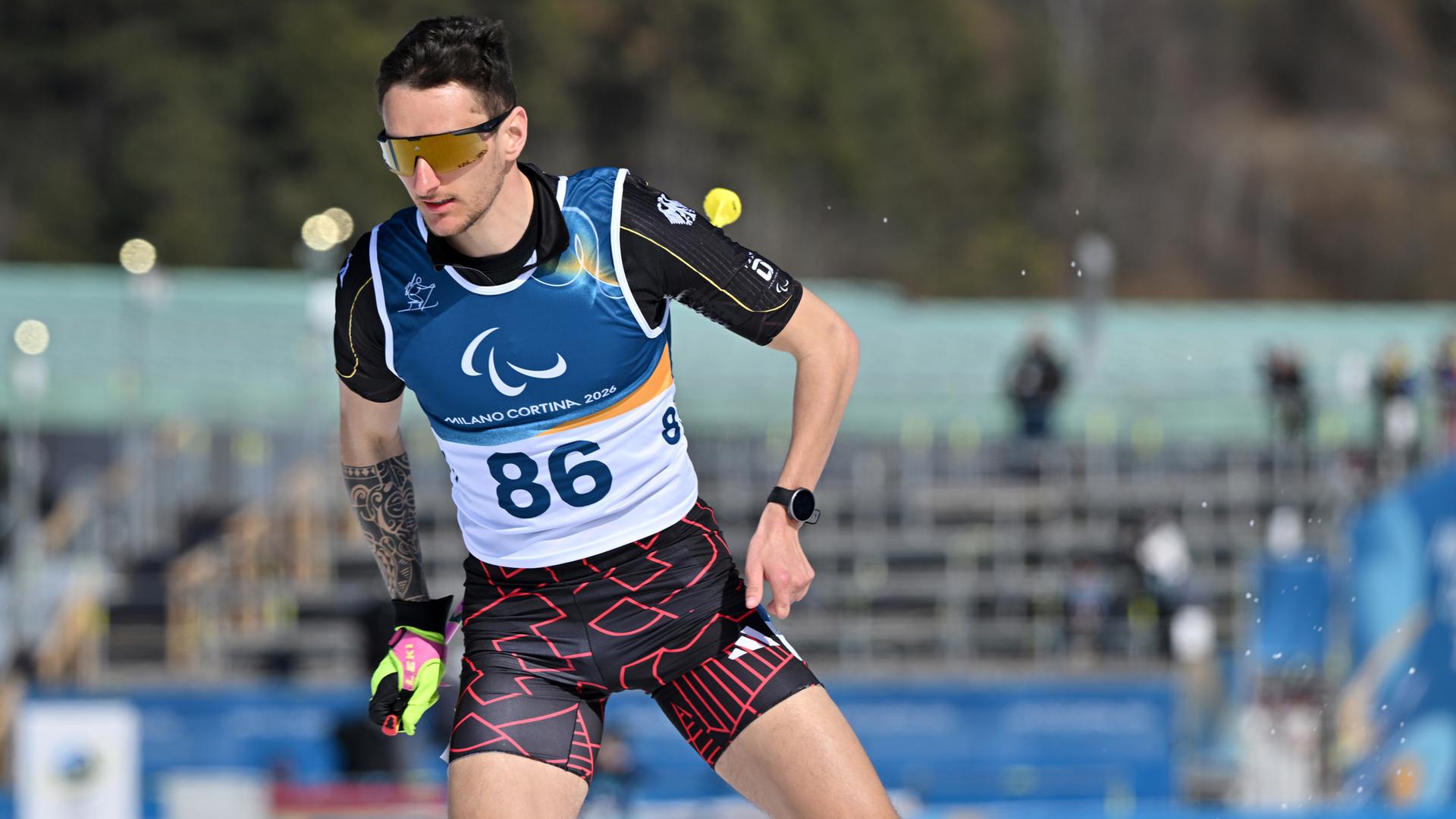 Wintersport in kurzen Hosen: Biathlet Marco Maier in Aktion beim Sprint der Paralympics 2026.
