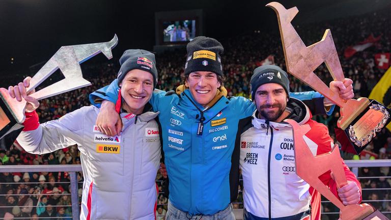 Marco Odermatt (Schweiz), Giovanni Franzoni (Italien) und Maxence Muzaton (Frankreich) jubeln. 