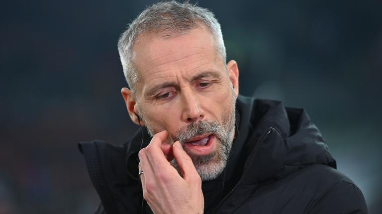 Marco Rose kratzt sich am Bart.