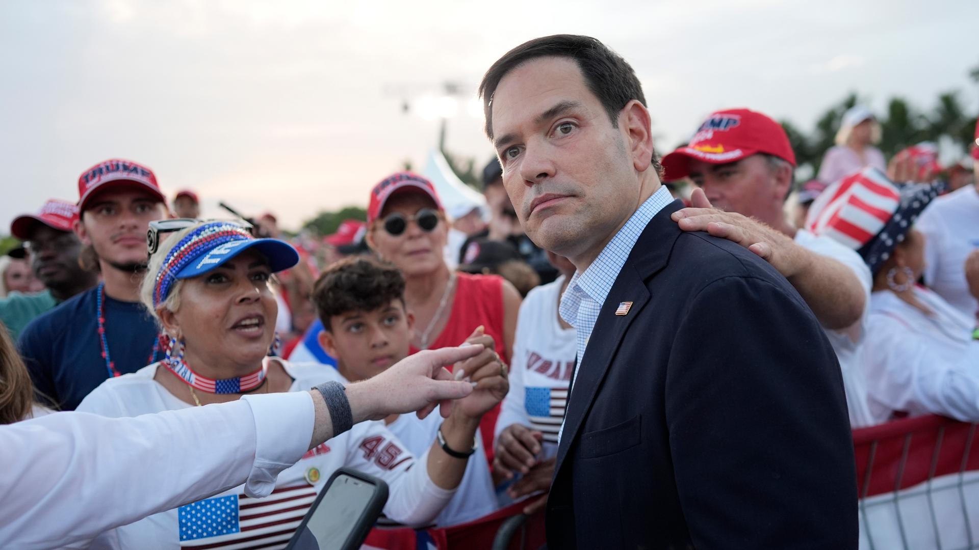 Senator Marco Rubio, R-Fla., trifft ein, bevor Donald Trump bei einer Wahlkampfveranstaltung im Trump National Doral Miami am 9. Juli 2024, spricht.