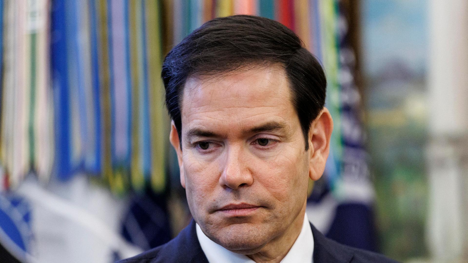 US-Außenminister Marco Rubio schaut nach unten