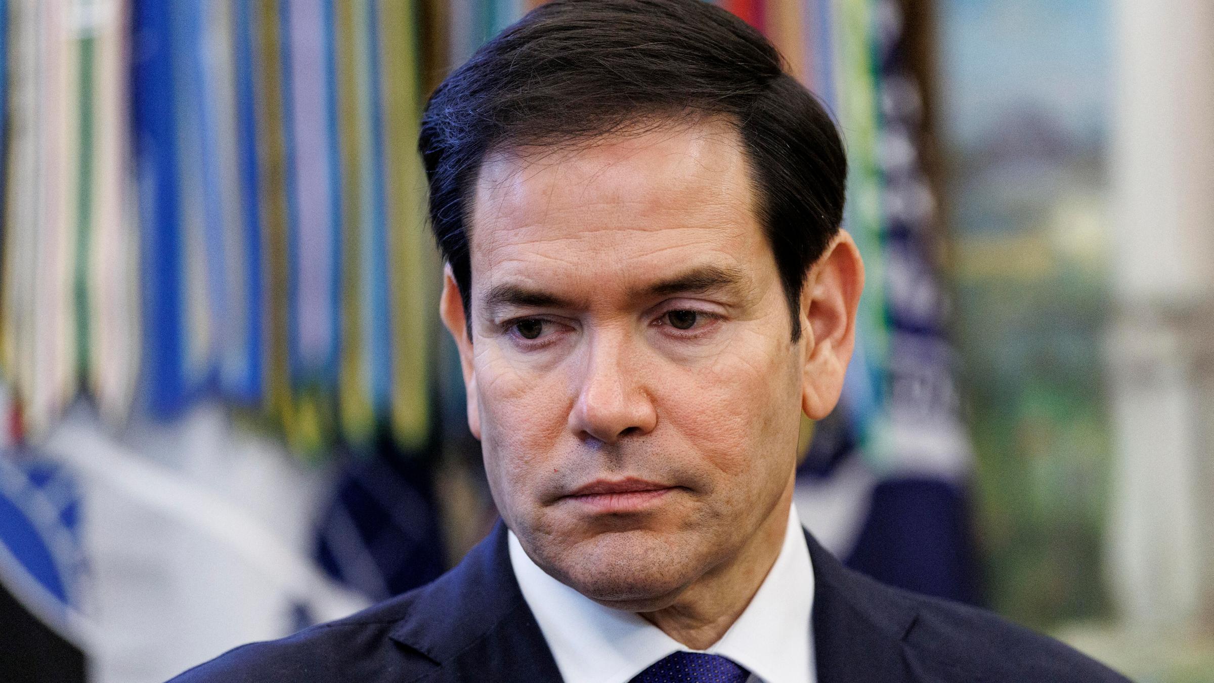 US-Außenminister Marco Rubio schaut nach unten