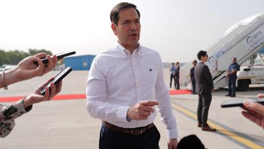 US-Außenminister Marco Rubio spricht zu den Journalisten, bevor er sein Flugzeug am Indira Gandhi International Airport in Neu-Delhi, Indien, besteigt. 