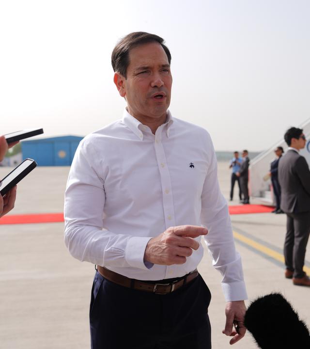 US-Außenminister Marco Rubio spricht zu den Journalisten, bevor er sein Flugzeug am Indira Gandhi International Airport in Neu-Delhi, Indien, besteigt. 