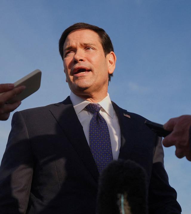 US-Außenminister Marco Rubio spricht am 8. Oktober 2026 vor dem Abflug nach Portugal am internationalen Flughafen Athen zu Vertretern der Presse. 