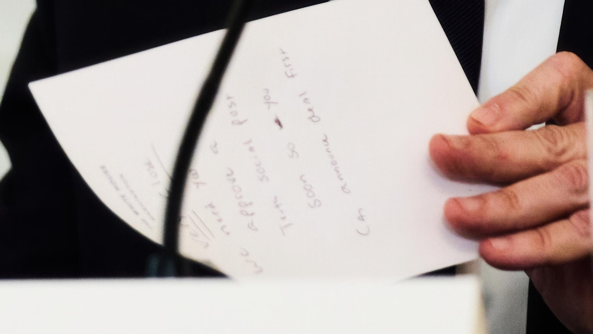 USA, Washington: US-Außenminister Marco Rubio schreibt eine Notiz, bevor er sie US-Präsident Trump während eines Gesprächs über die Antifa im State Dining Room im Weißen Haus überreicht