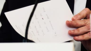 USA, Washington: US-Außenminister Marco Rubio schreibt eine Notiz, bevor er sie US-Präsident Trump während eines Gesprächs über die Antifa im State Dining Room im Weißen Haus überreicht