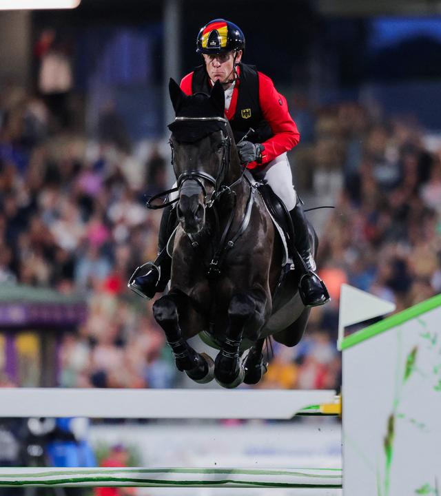 Der deutsche Reiter Marcus Ehning beim Sprung beim 2. Umlauf in Aachen