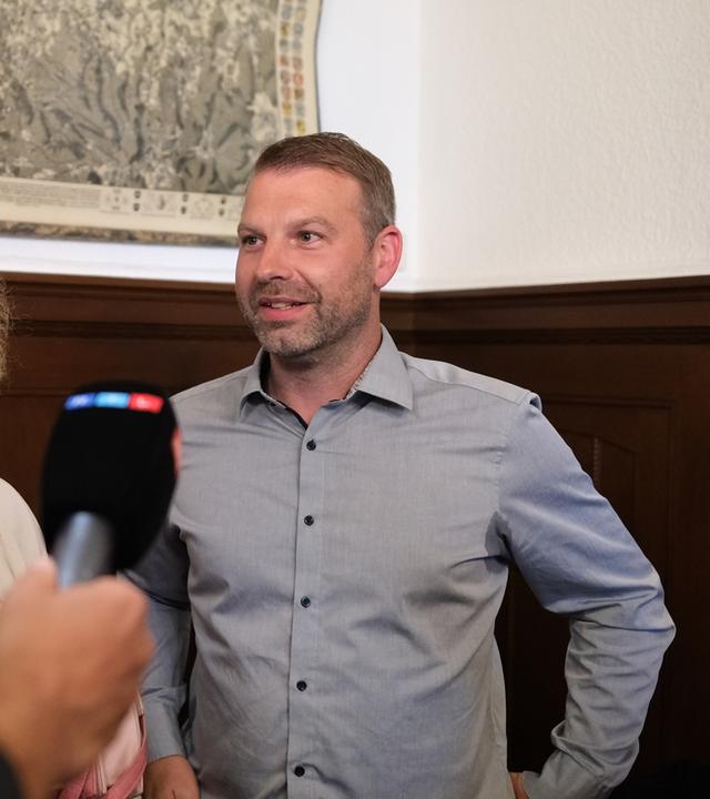 Nach OB-Wahl in Aue-Bad Schlema: Marcus Hoffmann von der CDU lächelt in die Kamera.