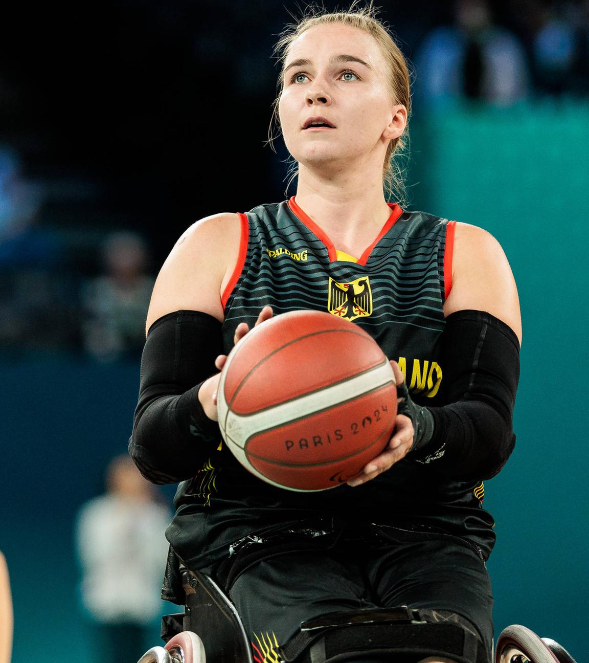 Paralympics 2024, Rollstuhlbasketball Japan - Deutschland: Mareike Miller an der Freiwurflinie
