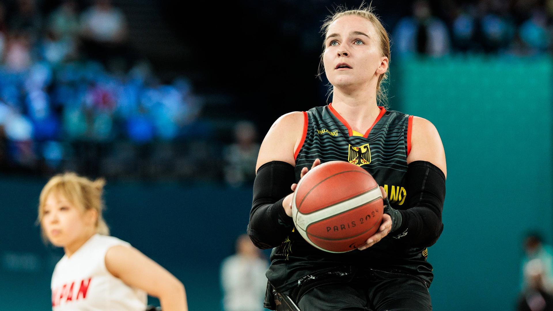 Paralympics 2024, Rollstuhlbasketball Japan - Deutschland: Mareike Miller an der Freiwurflinie