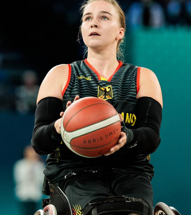 Paralympics 2024, Rollstuhlbasketball Japan - Deutschland: Mareike Miller an der Freiwurflinie
