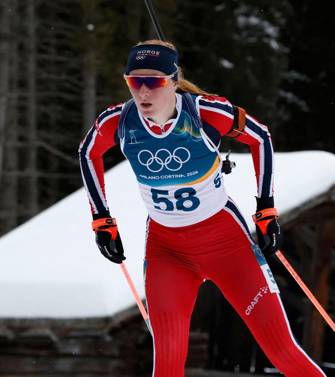 Maren Kirkeeide aus Norwegen startet am 11. Februar 2026 im 15-km-Einzel der Frauen bei den Olympischen Winterspielen Mailand-Cortina 2026 in der Biathlon-Arena Antholz (Südtirol).