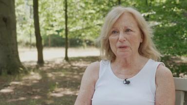 Satirikerin Maren Kroymann im Porträt im Freien