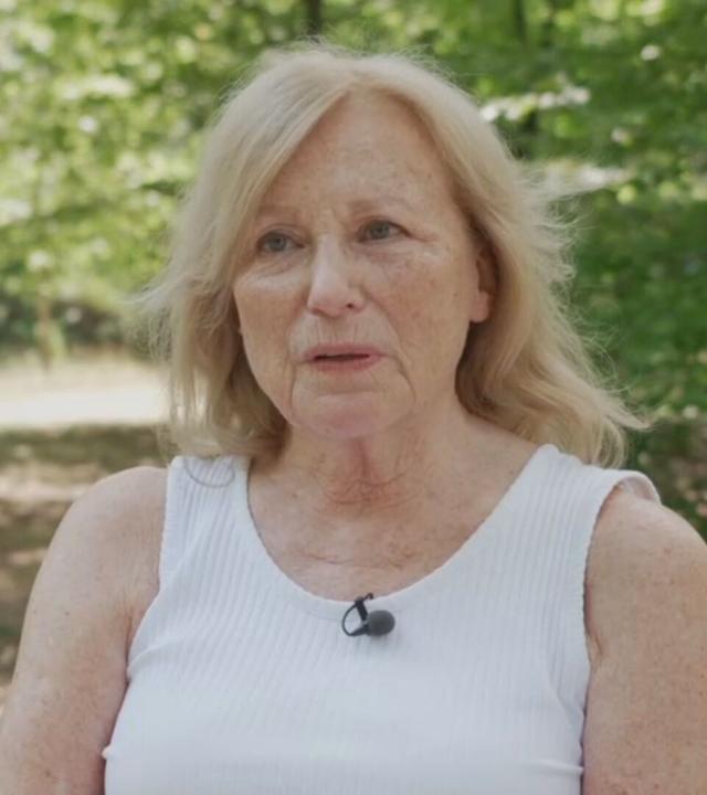 Satirikerin Maren Kroymann im Porträt im Freien