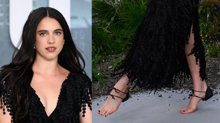 Eine Montage zeigt links Margaret Qualley im Portrait. Rechts sieht man ihr Outfit mit nackten Beinen und Füssen.