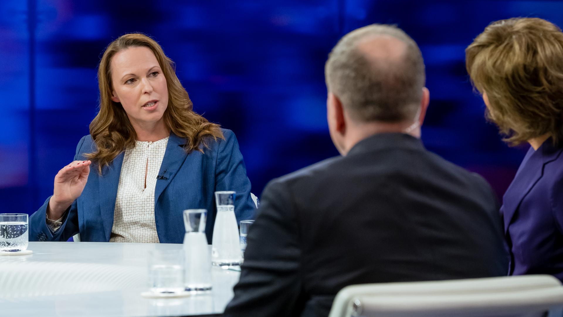 Von links: Margarete Klein, Ben Hodges, Maybrit Illner