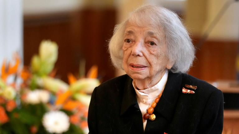 Margot Friedländer, Holocaust-Überlebende, bekommt das Bundesverdienstkreuz 1. Klasse verliehen.