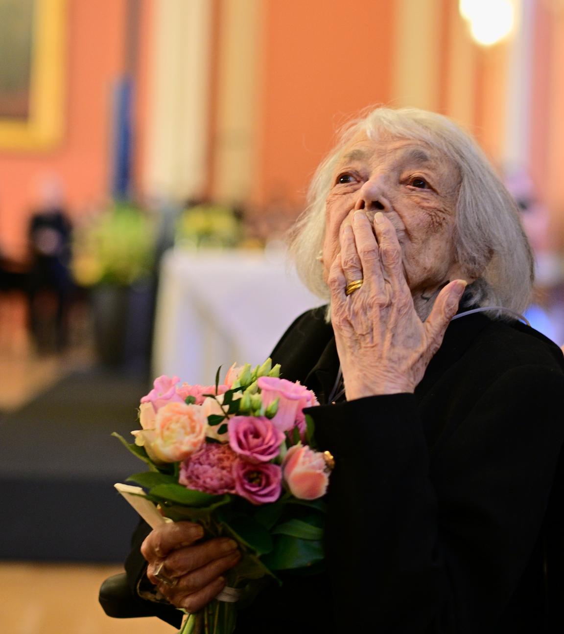 Luftkuss von Holocaust-Überlebende Margot Friedländer am 07.05.2025 in Berlin