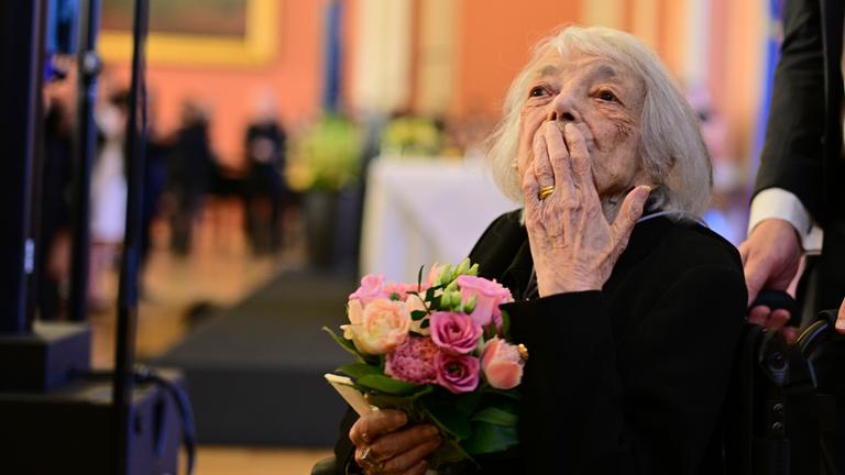 Luftkuss von Holocaust-Überlebende Margot Friedländer am 07.05.2025 in Berlin