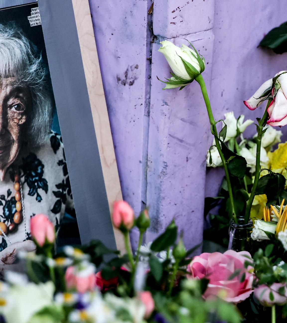 Blumen und Kerzen werden vor dem Haus von Margot Friedländer gelegt