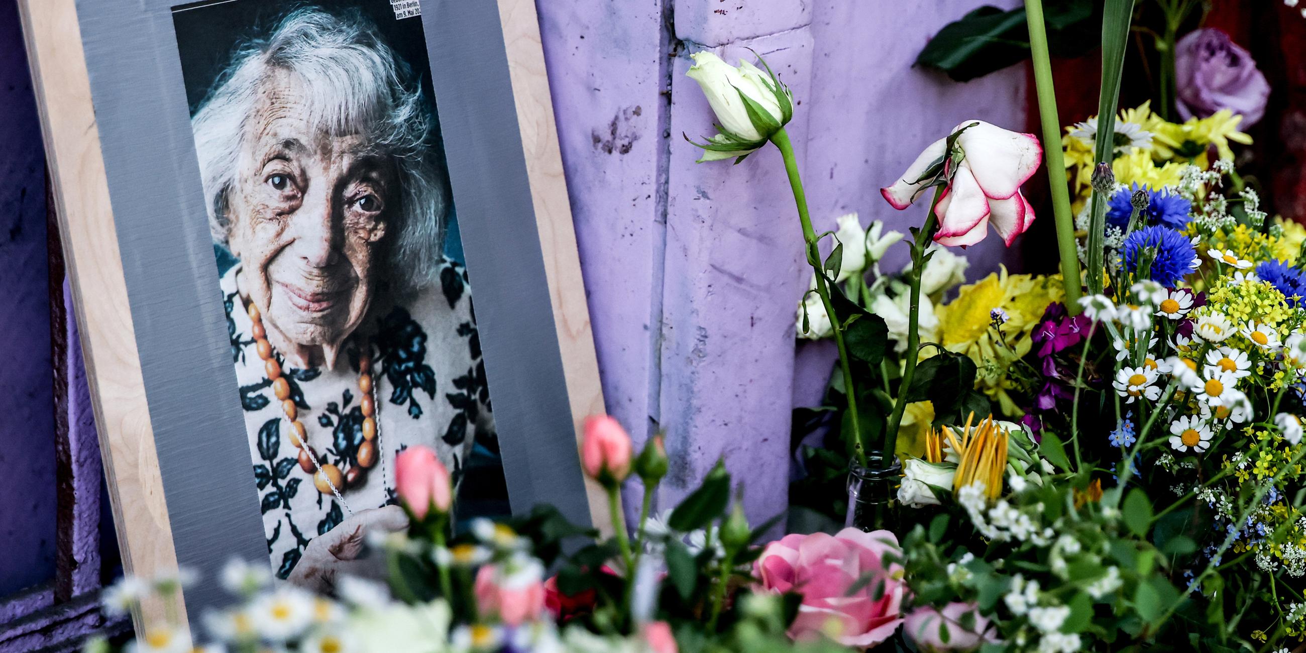 Blumen und Kerzen werden vor dem Haus von Margot Friedländer gelegt