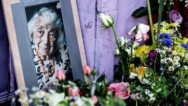 Blumen und Kerzen werden vor dem Haus von Margot Friedländer gelegt