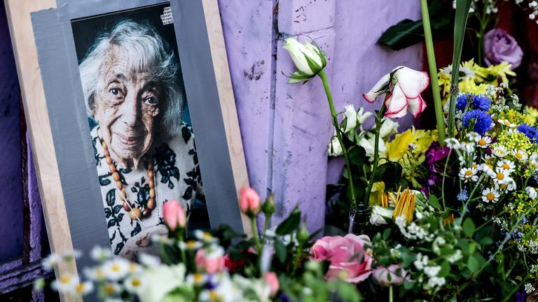Blumen und Kerzen werden vor dem Haus von Margot Friedländer gelegt