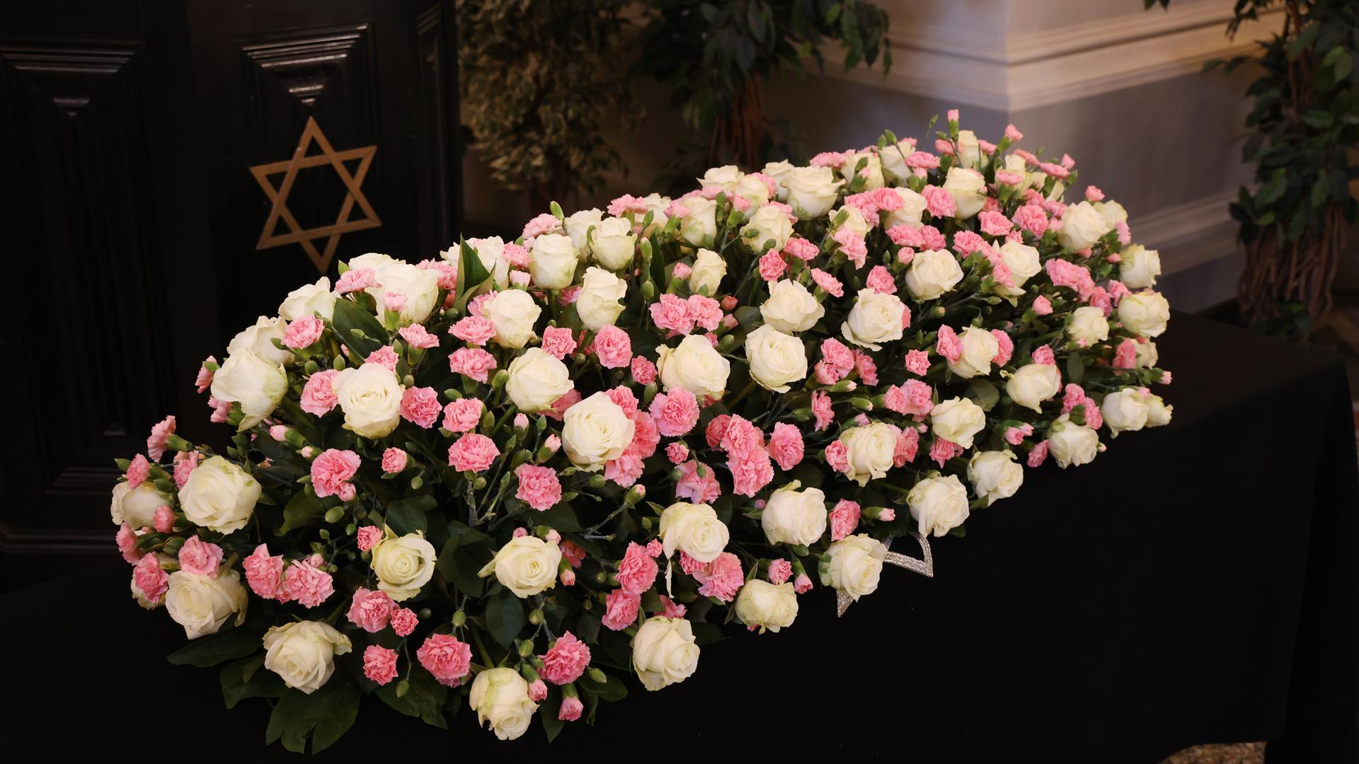 Berlin: Der Sarg der Holocaust-Überlebenden Margot Friedländer mit Blumen bedeckt.