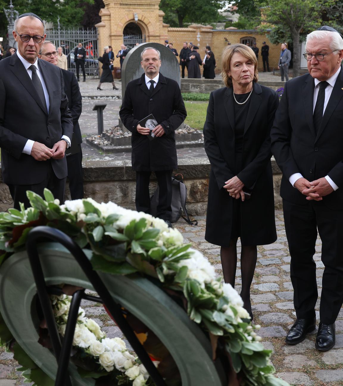 Bundestagspräsidentin Julia Klöckner, Bundeskanzler Friedrich Merz, Elke Büdenbender und Bundespräsident Frank-Walter Steinmeier nehmen an der Beerdigung der Holocaust-Überlebenden Margot Friedlaender in Berlin teil
