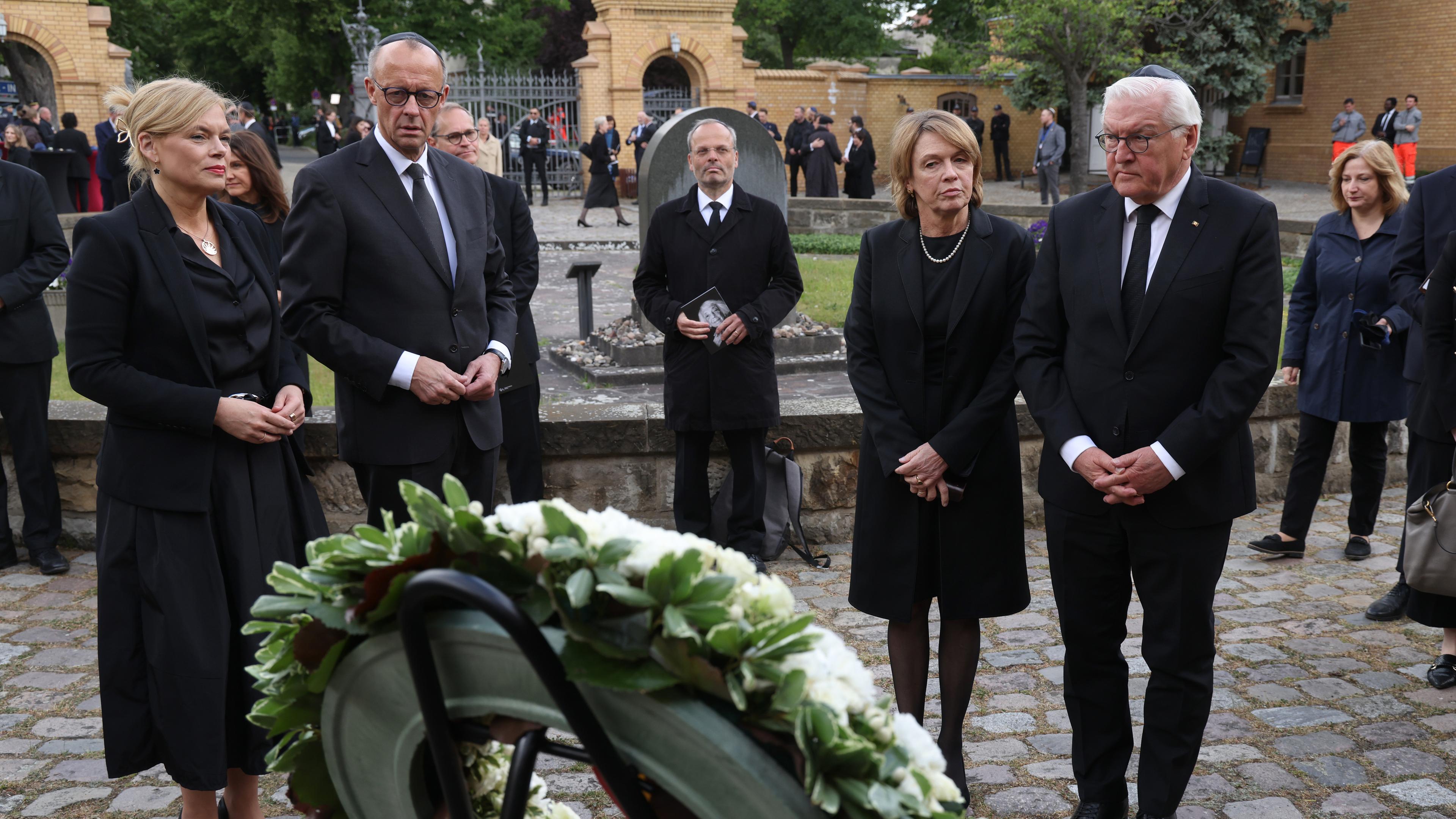 Bundestagspräsidentin Julia Klöckner, Bundeskanzler Friedrich Merz, Elke Büdenbender und Bundespräsident Frank-Walter Steinmeier nehmen an der Beerdigung der Holocaust-Überlebenden Margot Friedlaender in Berlin teil
