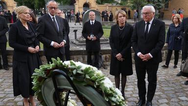 Bundestagspräsidentin Julia Klöckner, Bundeskanzler Friedrich Merz, Elke Büdenbender und Bundespräsident Frank-Walter Steinmeier nehmen an der Beerdigung der Holocaust-Überlebenden Margot Friedlaender in Berlin teil