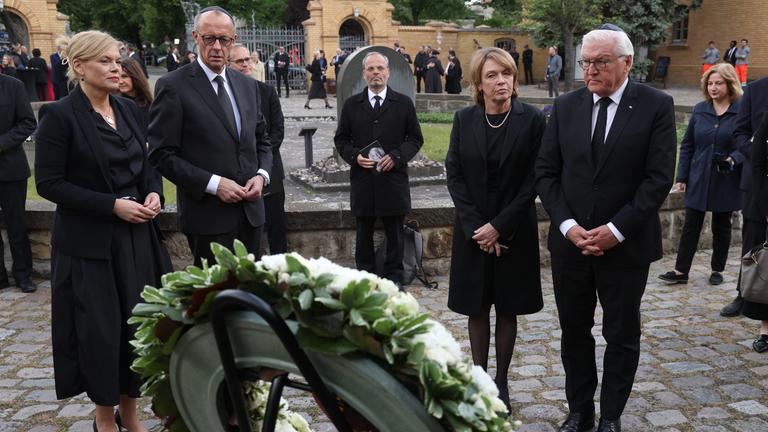 Bundestagspräsidentin Julia Klöckner, Bundeskanzler Friedrich Merz, Elke Büdenbender und Bundespräsident Frank-Walter Steinmeier nehmen an der Beerdigung der Holocaust-Überlebenden Margot Friedlaender in Berlin teil