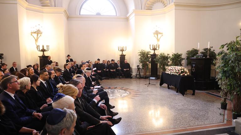 Gäste nehmen an der Beerdigung der Holocaust-Überlebenden Margot Friedlaender am 15. Mai 2025 in Berlin teil.